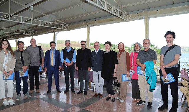 Kaymakam Korkutata bienal üyeleri ile bir araya geldi