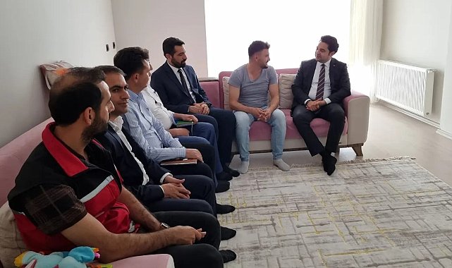 Kaymakam Seyhan, depremde hayatını kaybedenlerin yakınlarına ziyaret etti