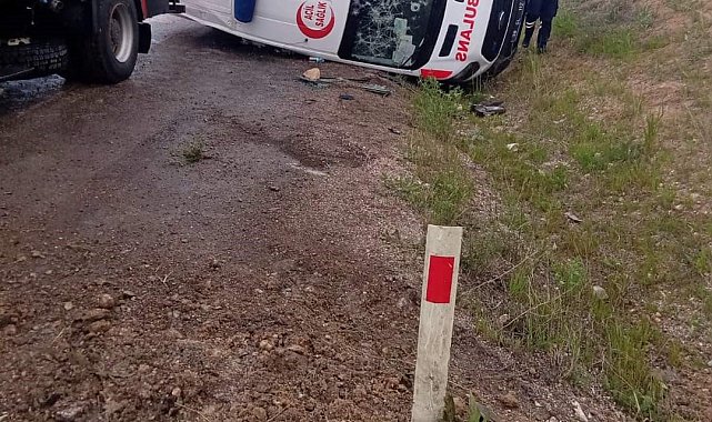 Kaza ihbarına giden ambulans kaza yaptı: 3 yaralı