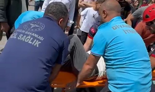 Kazada otomobilde sıkışan şahıs itfaiye ekiplerince çıkartıldı