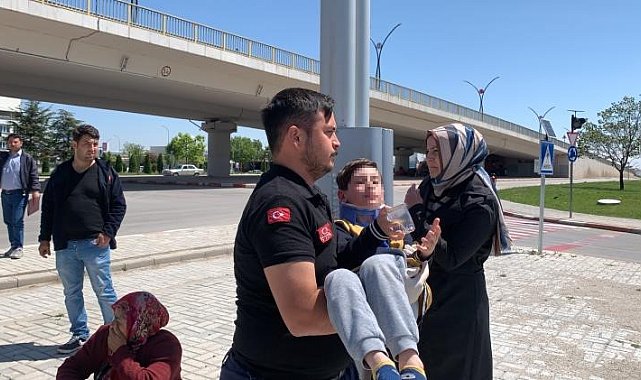 Kazada yaralanan çocuğu ambulansa kucağında götürdü