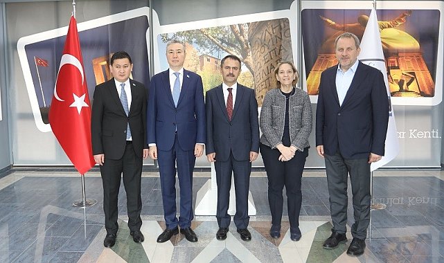 Kazakistan Ankara Büyükelçisi Yerkebulan Sapiyev, Vali İlhami Aktaş'ı Ziyaret Etti