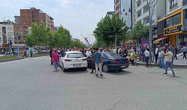 Kazaya karışan kadın çevredekilere hakaret edip 'trafik dersi' verdi