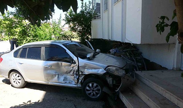 Kazaya karışan otomobil, binanın bahçe duvarını aşıp merdivenlere çarparak durabildi