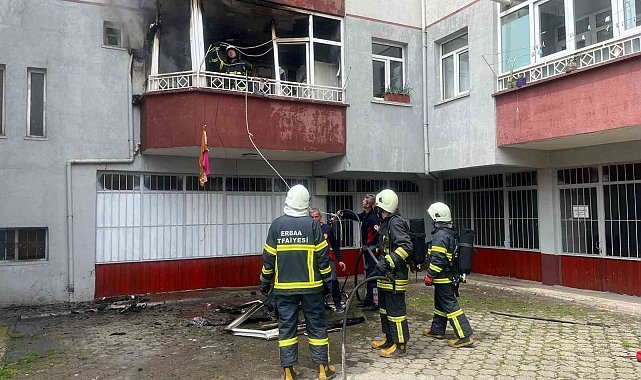 Kibritle oynayan çocuk balkonu ateşe verdi
