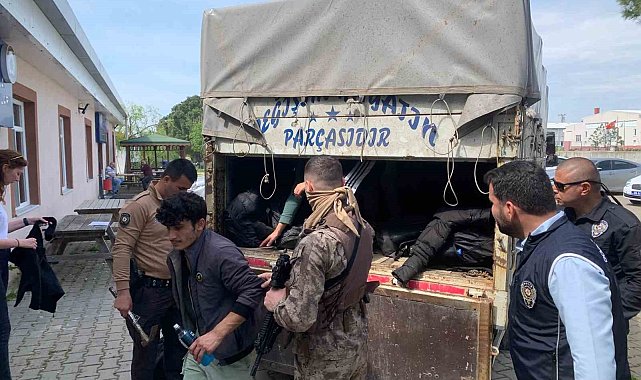 Kırklareli'nde kamyonet kasasında 36 kaçak göçmen yakalandı