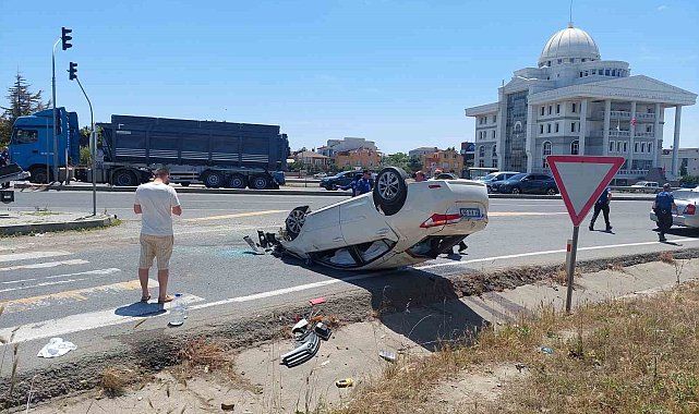 Kırmızı ışıkta bekleyen araca çarpıp takla attı: 1 yaralı