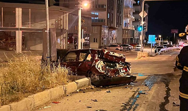 Kırmızı ışıkta bekleyen otomobile kamyon çarptı: 2 kişi yaralandı, yol trafiğe kapatıldı