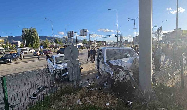 Kırmızı ışıkta geçen sürücü kazaya neden oldu: 4 yaralı
