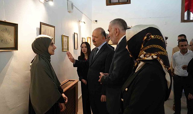 Kız öğrencilerin ebru, resim ve tezhip eserleri beğeni topladı