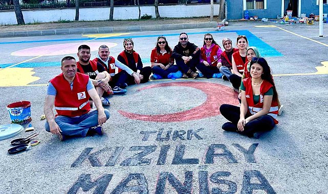Kızılay Gönüllüleri okul bahçesini renklendirdi