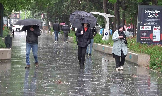Kocaeli'de rüzgar denizi taşırdı, yağmur trafiği felç etti