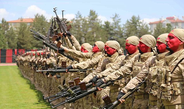 Komandolar 19 Mayıs gösterisi ile hayran bıraktı