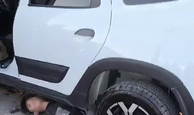 Kontrolden çıkan araç çarptığı 4 kişiden 2'sini altına aldı