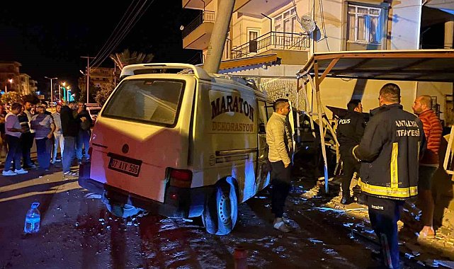 Kontrolden çıkan kamyonet elektrik direğine çarptı, o anlar kamerada: 3 yaralı