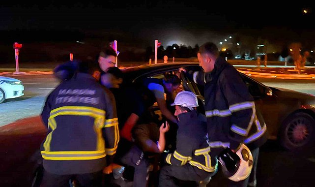 Kontrolden çıkan otomobil bankete çarptı: 4 yaralı