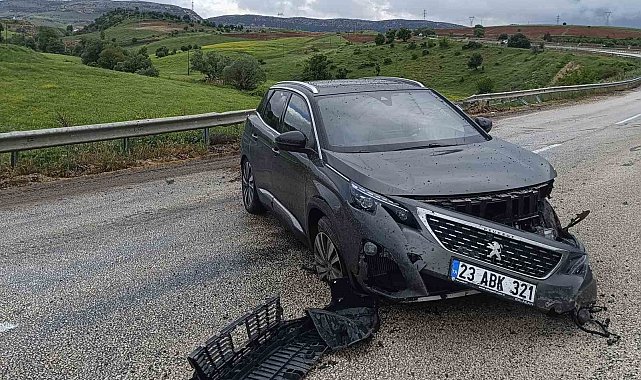 Kontrolden çıkan otomobil bariyerlere çarptı