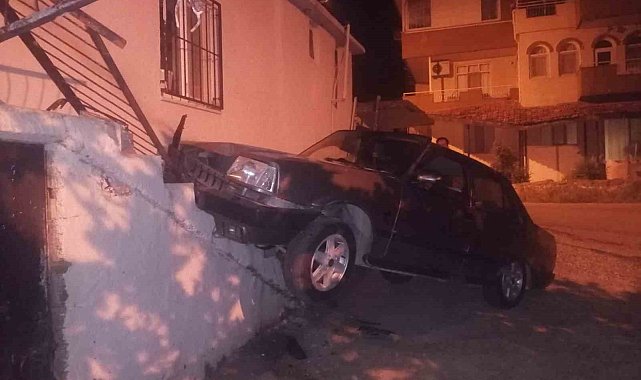 Kontrolden çıkan otomobil binaya çarptı