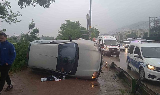 Kontrolden çıkan otomobil yan yattı