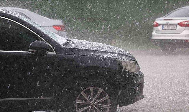 Konya'da aniden bastıran yağmur ve dolu etkili oldu