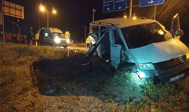Konya&#039;da midibüs ile panelvan çarpıştı: 24 yaralı