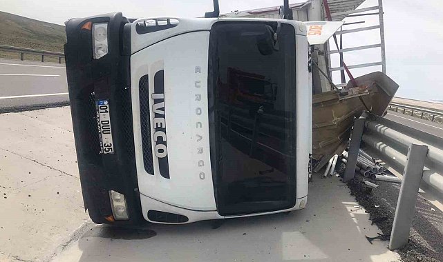 Konya'da plastik boru yüklü kamyon devrildi: 1 yaralı