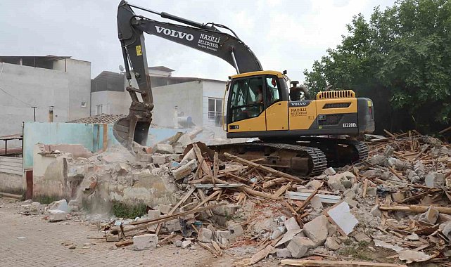 Koruma alanındaki metruk bina yıkıldı