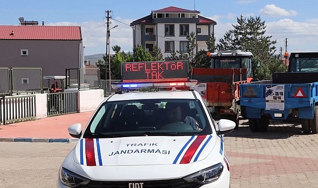 Köse'de 'Reflektör Tak, Görünür Ol Projesi' kapsamında traktör sürücülerine reflektör dağıtıldı