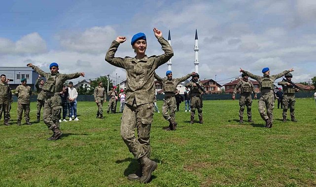 Kosova'da Türk askeri 19 Mayıs Bayramı'nı zeybek oynayarak kutladı