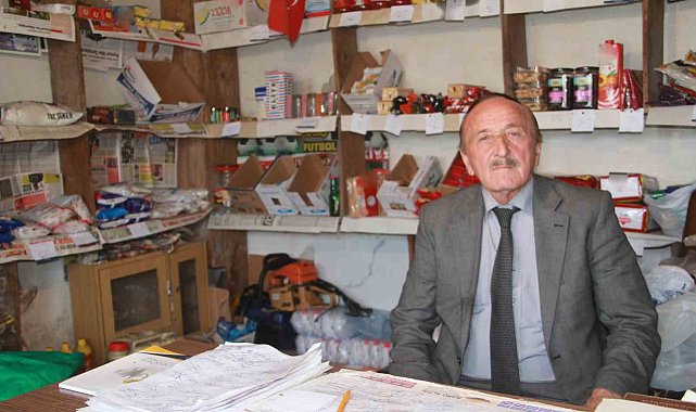 Köy bakkalını 50 yıldır sakal tıraşlı ve takım elbiseli işletiyor: "Önce kendime, sonra da insanlara saygım var"