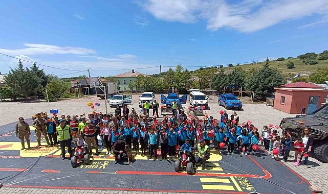 Köy okulu öğrencileri hem trafik kurallarını öğrendi hem de şölen tadında bir gün geçirdi