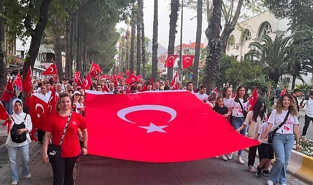 Köyceğiz'de 19 Mayıs coşkusu gençlik yürüyüşü ve Kolpa konseri ile devam etti
