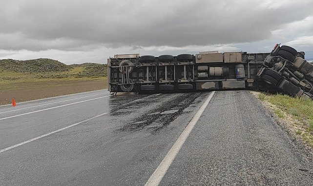 Kozmetik ürünü yüklü tır devrildi