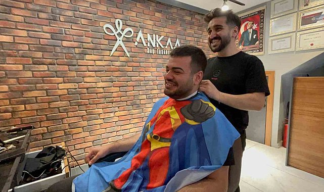 Kuaförün yaptığıyla müşterilerini gülme krizine soktuğu anlar sosyal medyada ilgi odağı oldu