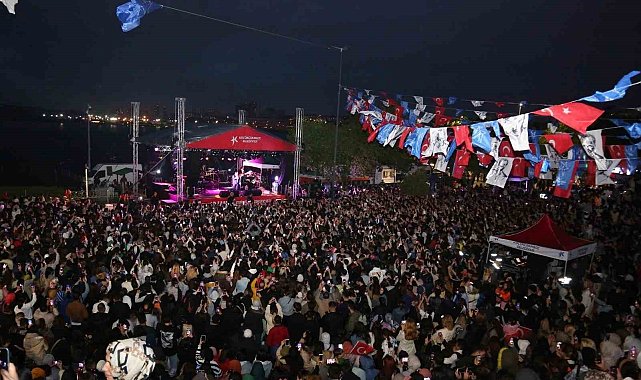 Küçükçekmece'de 19 Mayıs kutlamalarında Mert Demir konseri