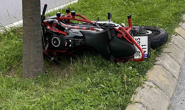 Küçükçekmece&#039;de korkunç kaza, ağaca çarpan motosiklet sürücüsü feci şekilde can verdi