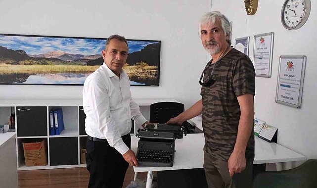 Kültürevi'ne 1950 model daktiloyu bağışladı