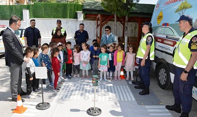 Kulu'da jandarmadan anaokulu öğrencilerine trafik eğitimi