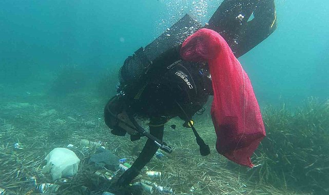 Kumbahçe sahilinde deniz dibi temizliği yapıldı