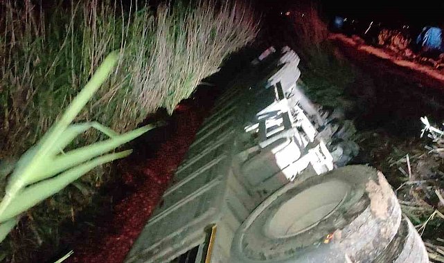 Kumlu'da soğan yüklü tır devrildi