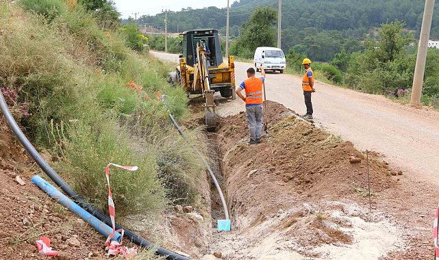 Kumluca'nın kırsal mahallelerinde içme suyu hatlarını yeniliyor