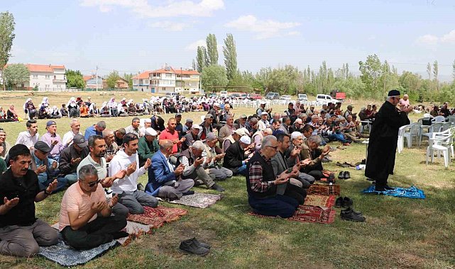 Kurak geçen havalardan dolayı yağmur duasına çıktılar
