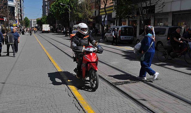 Kural tanımayan motosiklet ve bisiklet sürücüleri tepki çekiyor