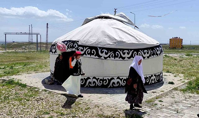 Kurdukları otağda Kırgız kültürünü tanıtıyorlar