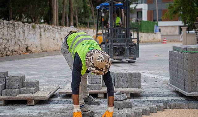 Kuşadası Belediyesi yol yapım çalışmalarına devam ediyor