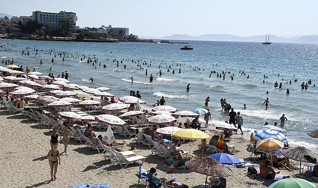 Kuşadası'nda şezlong ve şemsiyelerin ücretsiz olması tatilcileri memnun etti