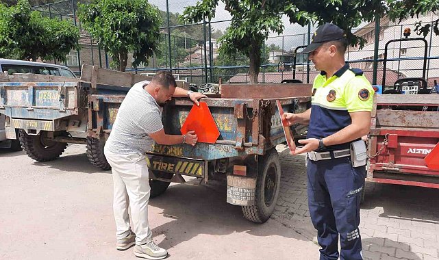 Kuşadası'nda traktör sürücülerine reflektör dağıtıldı