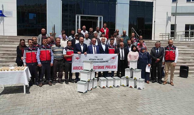 Kütahya'da ana arı ve arı sütü üretimi ekipmanları dağıtıldı