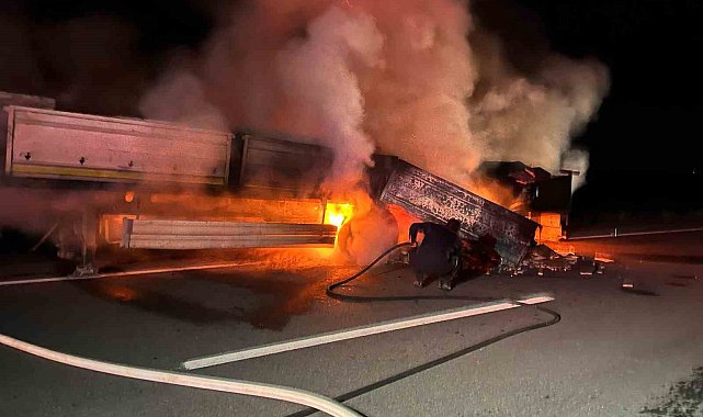 Kütahya'da mermer yüklü tırın dorsesi alev alev yandı