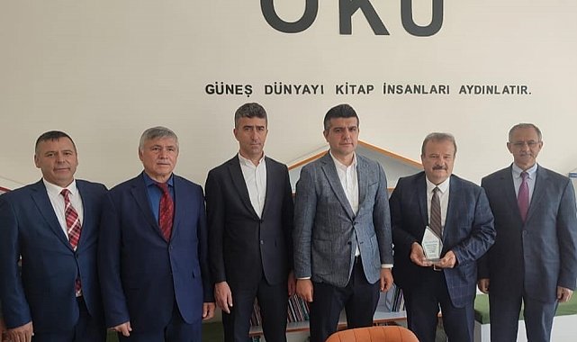 Kütahyalı emekli kütüphaneci Aktürk'ten Afyon'daki ilkokul kütüphanesine kitap bağışı